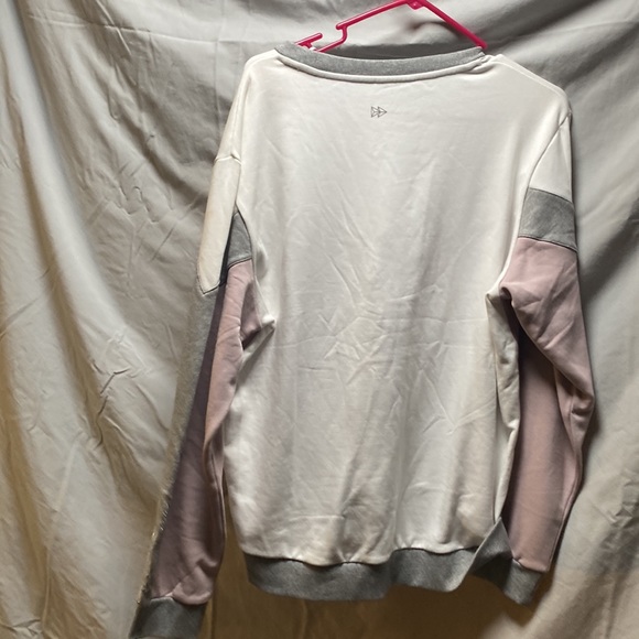 cute sweatshirt never been worn it says extra large but it’s more like a large - Picture 2 of 3